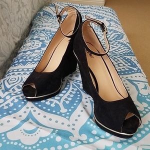 Wedge high heels with gold trim